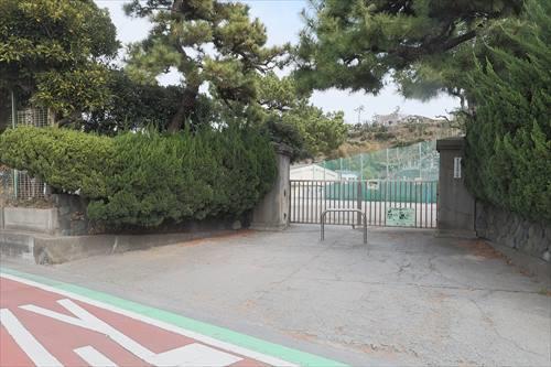 藤沢市立片瀬小学校まで1310m