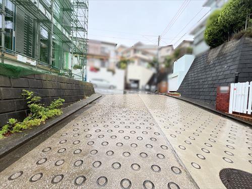 南東側前面道路（2026年5月撮影）