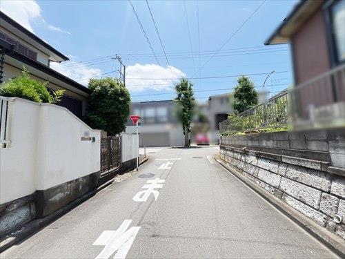 北西側前面道路(2026年7月撮影)