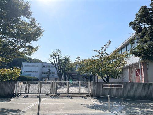 横浜市立間門小学校まで1960m