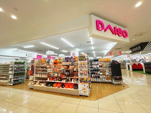 ダイソーカトレヤプラザ伊勢佐木店510m