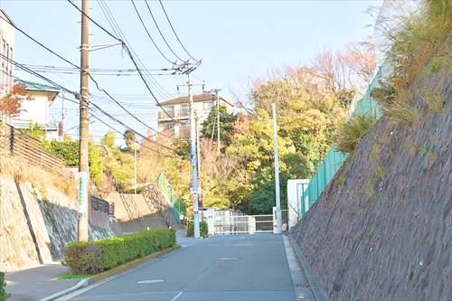 横浜市立西柴小学校まで1350m