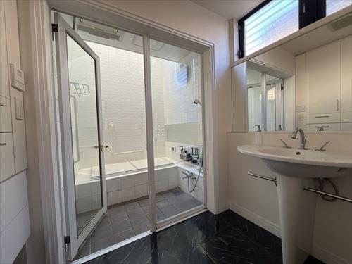 洗面所、浴室。2025年12月4日撮影