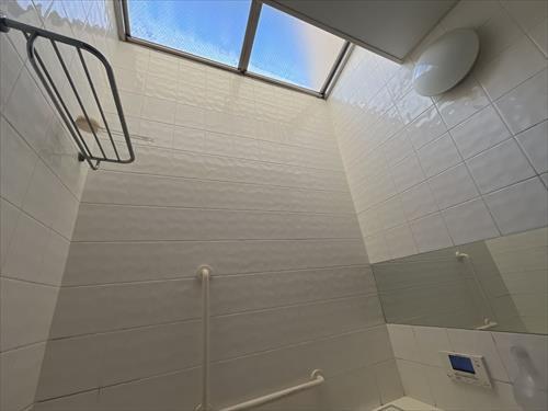 浴室には天窓。2025年12月4日撮影