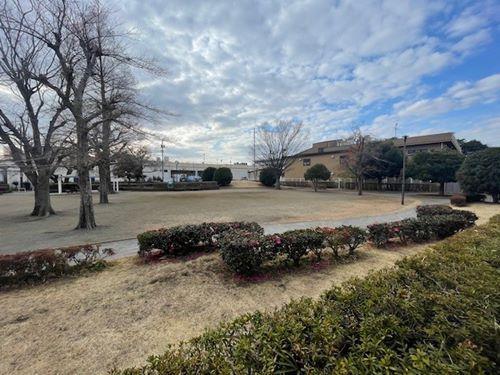 南側隣接地は寺尾中央公園です。