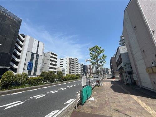 前面は国道15号線となります。