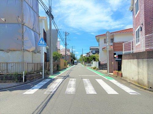 西側道路（2025年7月撮影）