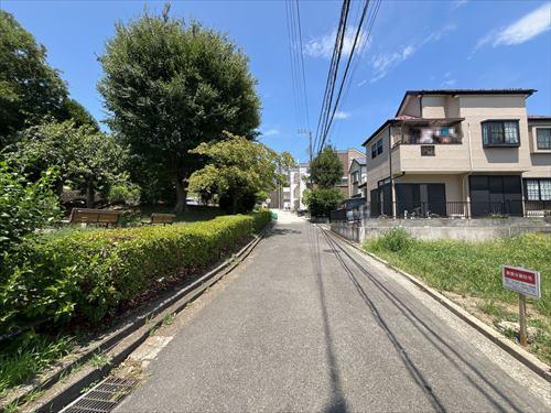 前面道路（南東側から撮影）