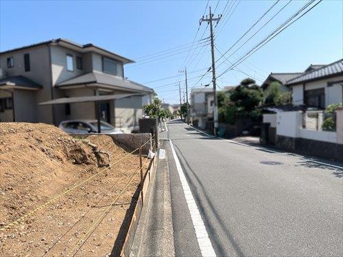 西側前面道路（物件・左）