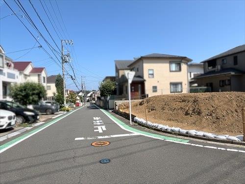 北東側前面道路（物件・右）