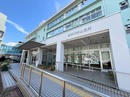 横浜市栄区役所まで1370m