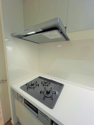 キッチン（三つ口コンロ）