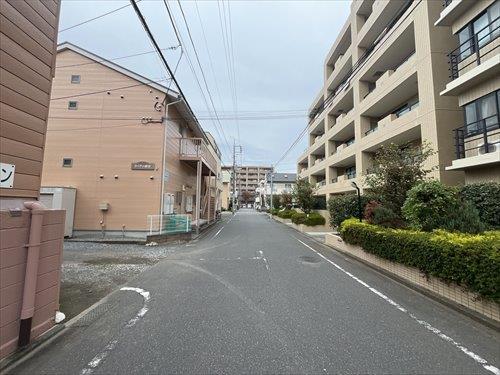 北東側前面道路