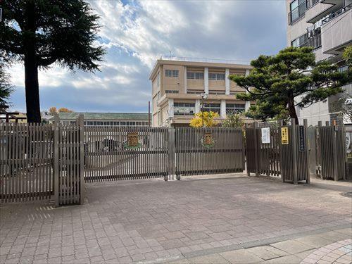 横浜市立三ツ沢小学校まで徒歩10分