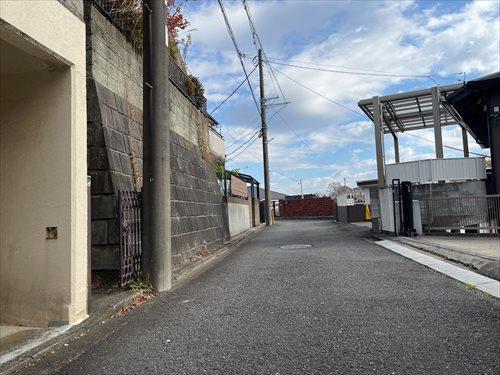 南東側前面道路（西側より撮影）