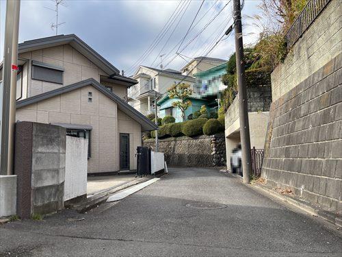 南東側前面道路（東側より撮影）