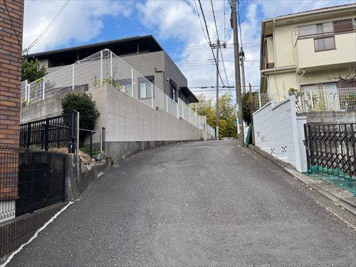 北東側前面道路（南側より撮影）