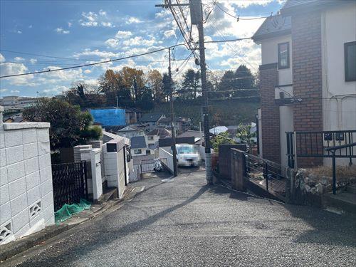 北東側前面道路（北側より撮影）