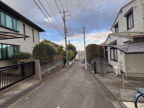 前面道路（南西側から撮影）