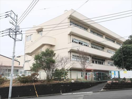 横浜市立上の宮中学校まで830m