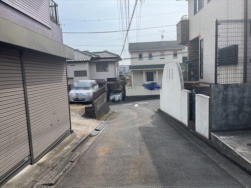 西側前面道路（北側から撮影）