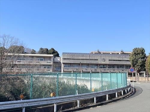 横浜市立中山中学校まで2000m