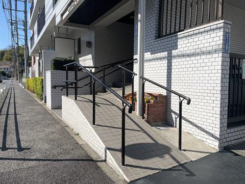 外観写真（スロープ部分）