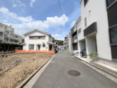 前面道路（北東側）