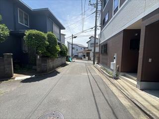 西側前面道路（R8年5月撮影）