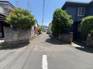 北側前面道路（R8年5月撮影）