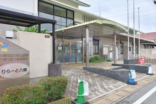 八潮市立八條図書館まで670m