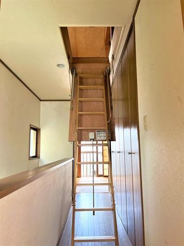 屋根裏収納