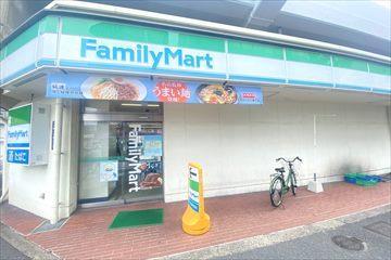ファミリーマート小阪駅前店270ｍ