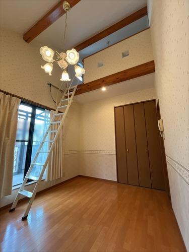 2階南東側洋室約6帖です。