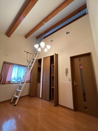 2階北西側洋室約6帖です。