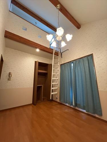 2階南西側洋室約6帖です。