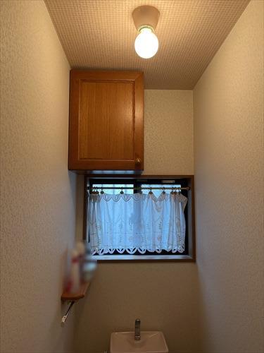 2階トイレ内収納です。