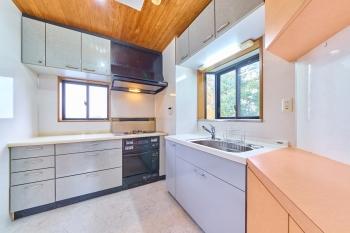 ２つの窓があるキッチン、調理台スペースも広々確保、明るいキッチンです。