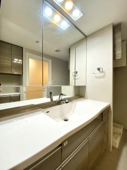 洗面台には昼夜のメイクに合わせた調光が可能なライトを設置