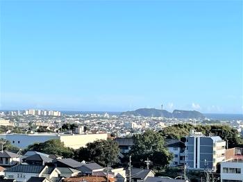 バルコニーからの眺望（南側方向・江ノ島、海が望めます）