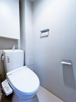 トイレ／温水洗浄便座機能付きです。