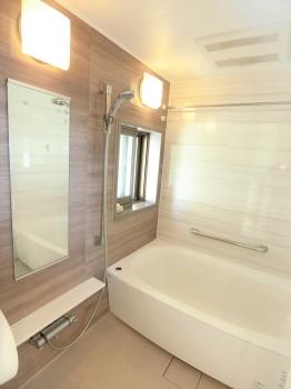 浴室には窓があり、風通しがよくカビや結露を防げます。