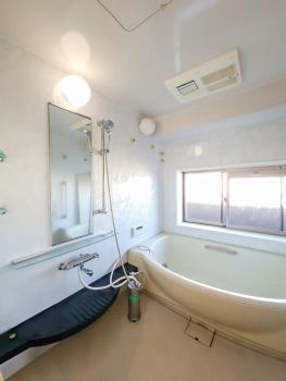 換気窓がある浴室、浴室換気暖房乾燥機付き（CGで作成したリフォームイメージです）
