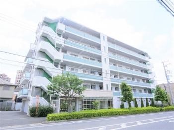 建物外観（北側）　「流山おおたかの森」駅からは歩道が整備された平坦な道のりです。