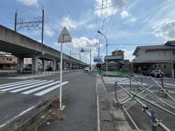 前面東側道路から妙興寺駅側の現地写真
