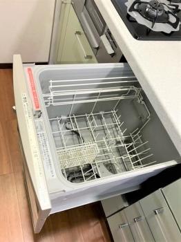 システムキッチンには食器洗乾燥機が内蔵されております。