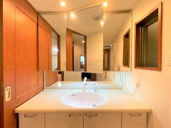 スペースにゆとりのある洗面台。鏡の裏にも豊富な収納スペースがございます。