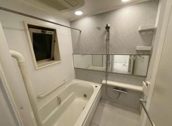 換気に役立つ小窓付き　換気乾燥機能・追焚機能付き浴室