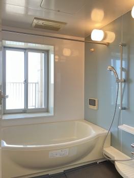窓付きの1620サイズのゆったりとした浴室