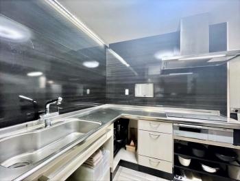 調理スペースが広く、お料理のしやすいL字型キッチン。窓もあり換気にも便利です